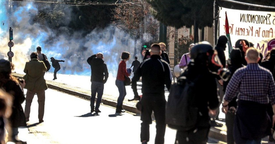 Ένταση στο κέντρο της Αθήνας-Διαδηλωτές έσπασαν μάρμαρα και πέταξαν μπογιές, 14 προσαγωγές (pics)