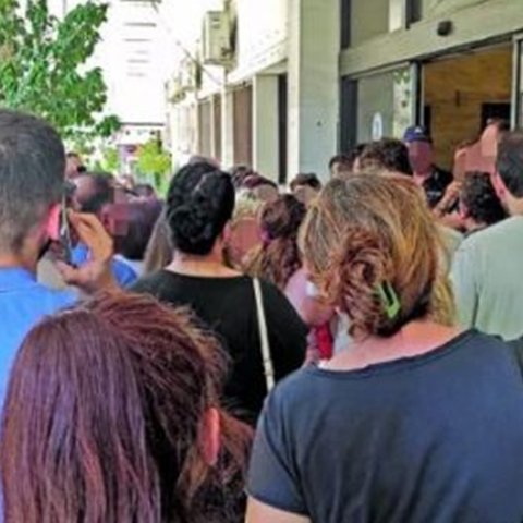 Ξενύχτια, ουρές και ένταση έξω από τα αστυνομικά τμήματα-Θεωρίες συνομωσίας για τις νέες ταυτότητες