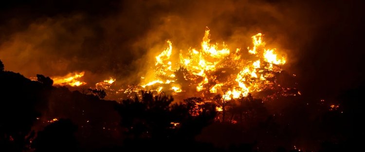 Πύρινη κόλαση στην Κρήτη-Ολονύχτια μάχη με τις φλόγες, κάηκαν σπίτια και εκκενώθηκαν οικισμοί (vid&pics)
