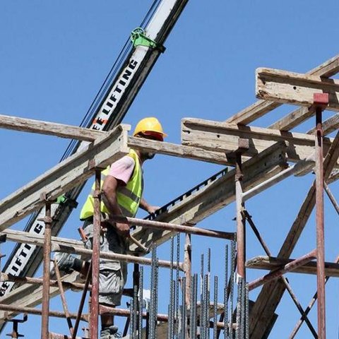 Τους τσάκωσαν να κλέβουν σκαλωσιές από οικοδομή-Χειροπέδες σε πέντε πρόσωπα