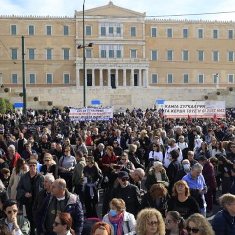 Ένταση στο Σύνταγμα κατά τη συγκέντρωση διαμαρτυρίας για το δυστύχημα των Τεμπών