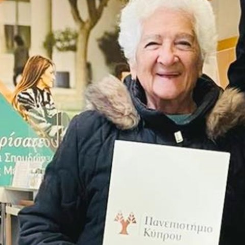 Μαθήματα ζωής από την κυρία Δέσποινα που πήρε πτυχίο στα 85 της και πέτυχε ένα μεγάλο στόχο