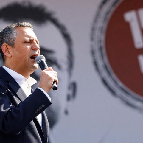 Κατηγορεί την τουρκική κυβέρνηση πως ενημέρωσε τον Τραμπ για τη σύλληψη του Ιμάμογλου