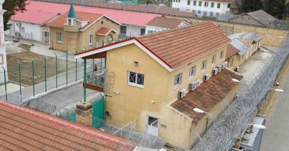 Νέα δεδομένα στην υπόθεση των Φυλακών-Ανακρίθηκαν ως ύποπτοι νυν Ανώτερη Λειτουργός και Αξιωματικός, τους ενέπλεξε κατάδικος