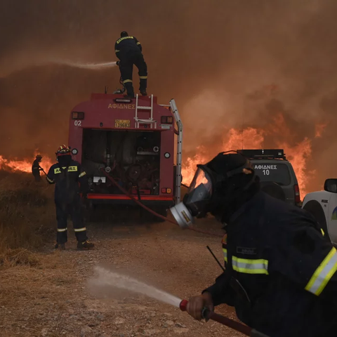 Σε ύφεση η μεγάλη φωτιά στην Πάρνηθα-Σε εξέλιξη 99 πυρκαγιές, έγιναν 140 συλλήψεις