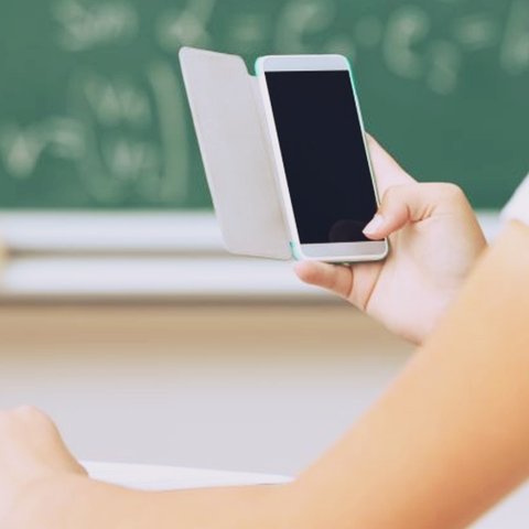 Διαφορετικές αναγνώσεις για την απαγόρευση χρήσης κινητών στα σχολεία-Πώς θα γίνονται οι έλεγχοι