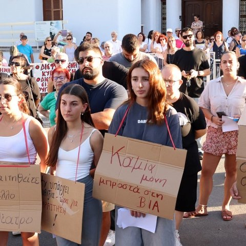Εκατοντάδες πολίτες διαμαρτυρία έξω από τη Νομική-Κατηγόρησε τον Αγγελίδη για αλαζονεία και ζήτησε παραίτηση η ΠΟΓΟ