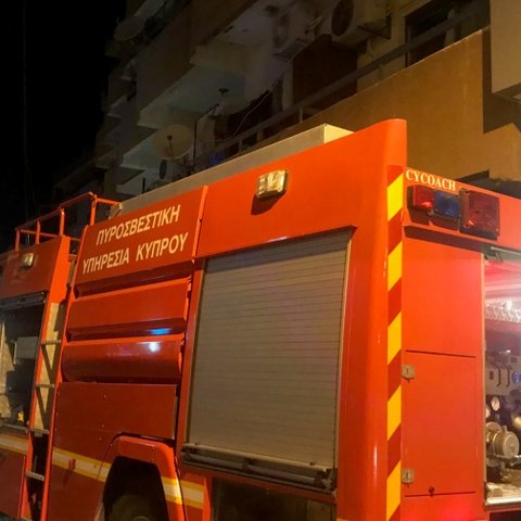 Ξέσπασε φωτιά σε διαμέρισμα από φούρνο μικροκυμάτων-Περαστικός διέσωσε ηλικιωμένη και οικιακή βοηθό