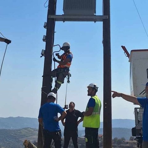 Αποκατάσταση ρεύματος σε επτά πυρόπληκτες κοινότητες-Αντικαταστάθηκαν 58 πάσαλοι από την ΑΗΚ