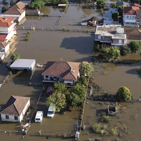 Αγωνία για τη δημόσια υγεία μετά τις πλημμύρες-Απειλή τα στάσιμα ύδατα, η λάσπη και τα νεκρά ζώα