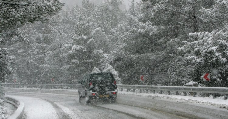 Ολισθηροί και επικίνδυνοι οι δρόμοι λόγω καιρού-Η ενημέρωση από την Αστυνομία