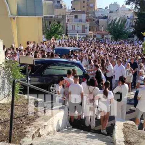 Ντυμένοι στα λευκά είπαν συγγενείς και φίλοι το τελευταίο αντίο στην 14χρονη Χριστίνα στην Πάτρα