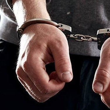 Συνελήφθη 19χρονος που εντοπίστηκαν στην κατοχή του κροτίδες