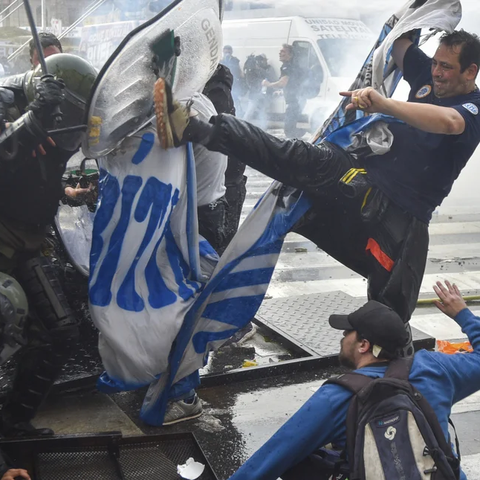 ΒΙΝΤΕΟ: Συγκρούσεις στο Μπουένος Άιρες έξω από το κοινοβούλιο για τις μεταρρυθμίσεις του Μιλέι