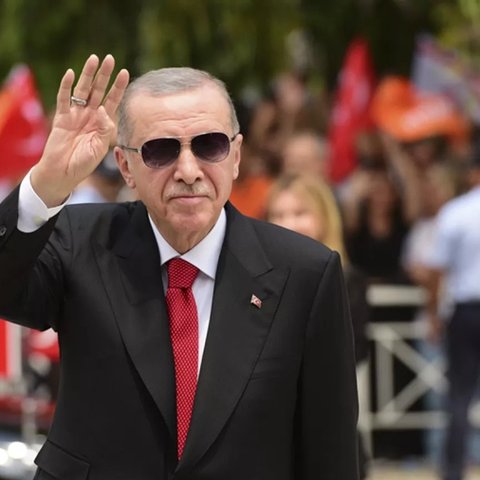 Παράνομη κάθοδος Ερντογάν στα κατεχόμενα για τα πανηγύρια της ντροπής στην επέτειο της εισβολής