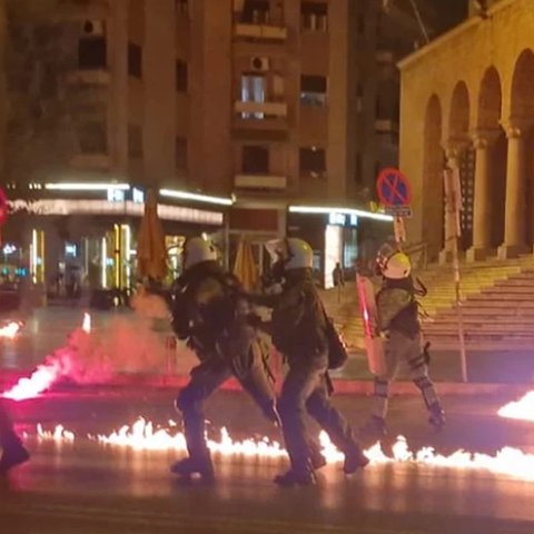 Επεισόδια στις πορείες του Πολυτεχνείου στην Ελλάδα-Μολότοφ, δακρυγόνα και συλλήψεις (Pics)