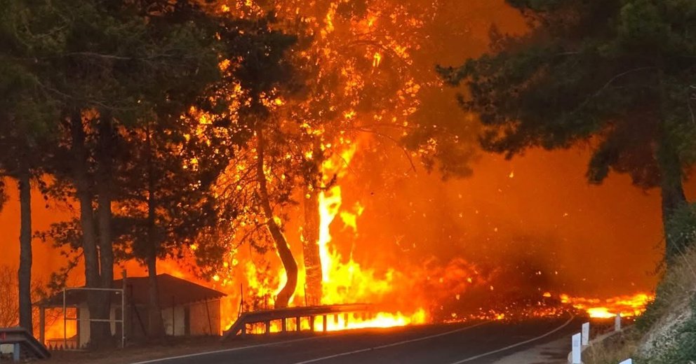 Τρία πρόσωπα στο νοσοκομείο με εγκαύματα και αναπνευστικά προβλήματα-Στήθηκε Σταθμός Πρώτων Βοηθειών Τρία πρόσωπα στο νοσοκομείο με εγκαύματα και αναπνευστικά προβλήματα-Στήθηκε Σταθμός Πρώτων Βοηθειών