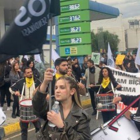 Πορεία διαμαρτυρίας στην κατεχόμενη Λευκωσία για το ζήτημα της μαντίλας με μηνύματα προς Ερντογάν