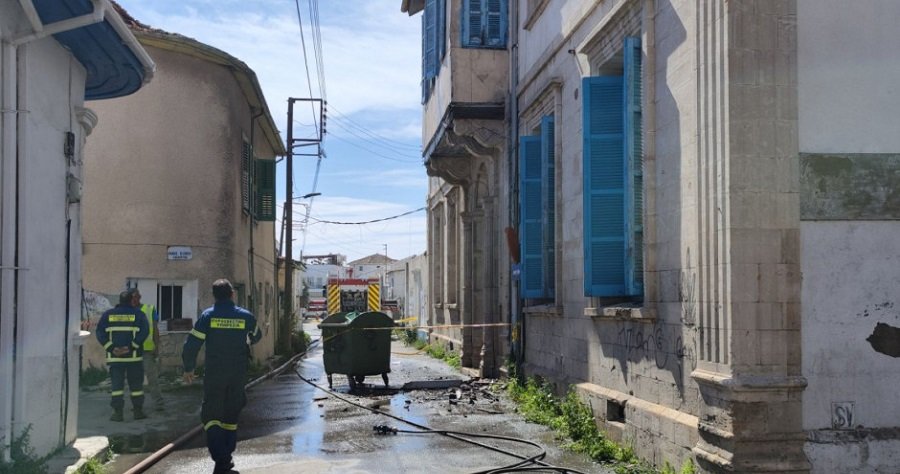 Κλείνουν δρόμοι στην Λάρνακα λόγω του κτιρίου που κάηκε την Κυριακή