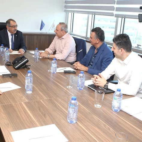 Οικονομία και Κυπριακό συζήτησαν οι ηγεσίες ΑΚΕΛ-ΚΕΒΕ