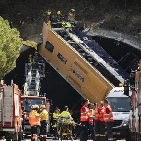 Σοκαριστικό τροχαίο στην Ισπανία-Λεωφορείο ανετράπη και καρφώθηκε σε είσοδο τούνελ