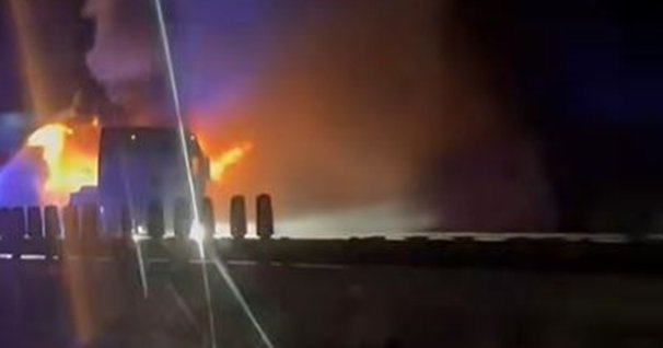 Aπό υπερθέρμανση ελαστικού προκλήθηκε η φωτιά στο φορτηγό στον αυτοκινητόδρομο