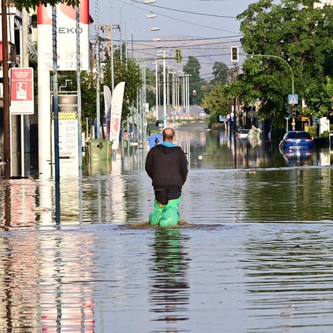 Επιταγή για πληγέντες στην Ελλάδα παρέδωσαν οι κατεχόμενοι δήμοι