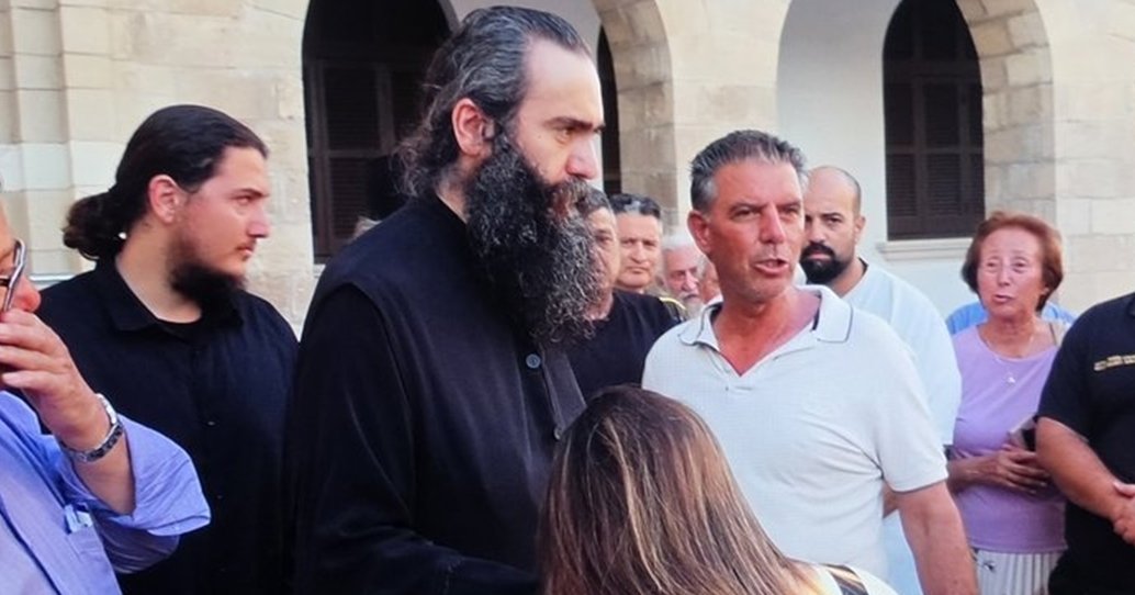 Εκδήλωση διαμαρτυρίας έξω από το Δημαρχείο Πάφου για Τυχικό