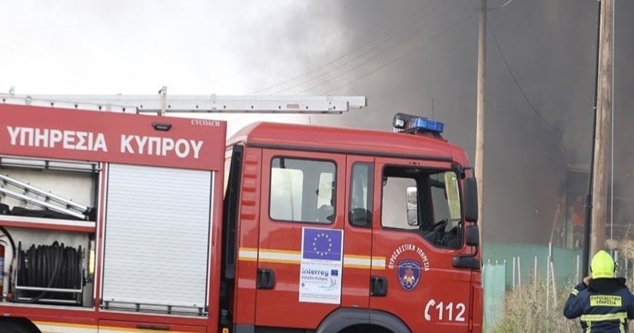 Εγκλωβίστηκε στο διαμέρισμά της μετά από φωτιά στην Πάφο-Διασώθηκε μαζί με τον σκύλο της