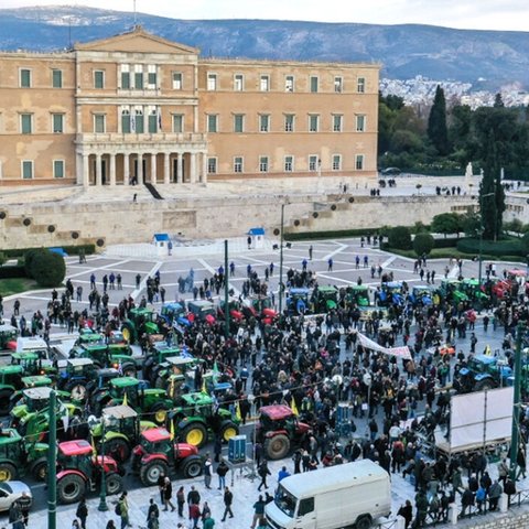 Πάνω από 120 τρακτέρ «όργωσαν» το Σύνταγμα-Ολονύχτια διαμαρτυρία έξω από τη Βουλή (Pics)