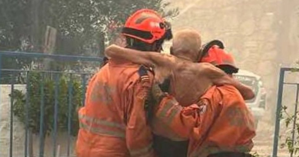 Συγκινητική εικόνα με τη διάσωση ηλικιωμένου που περικυκλώθηκε από τις φλόγες-«Ο παππούς που έγινε παππούς μας…»