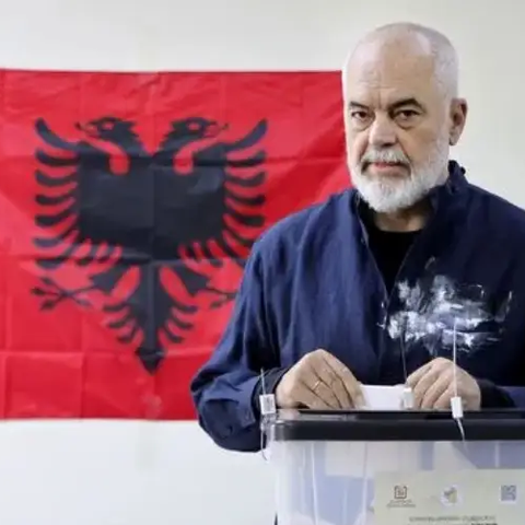 Ο Ράμα εξασφαλίζει πλειοψηφία στις εκλογές της Αλβανίας-Αμφισβητεί το αποτέλεσμα ο Μπερίσα