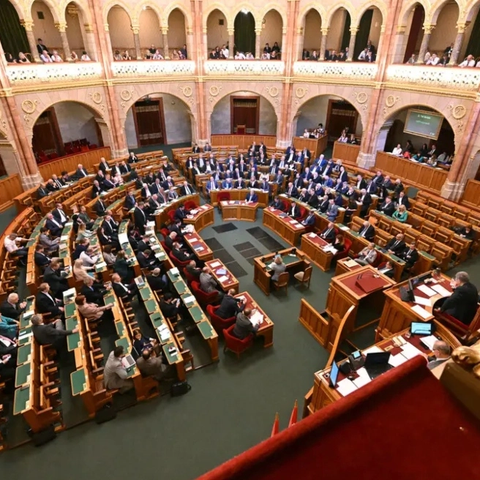 Πολιτικές αναταράξεις στην Ουγγαρία-Έρευνες κατά επικριτή του Όρμπαν λόγω υποψιών για χρηματοδότηση