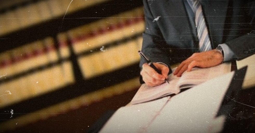 Ποινή φυλάκισης τεσσάρων ετών στον δικηγόρο που εξαπάτησε πελάτη του και δέσμευσε την περιουσία του Ποινή φυλάκισης τεσσάρων ετών στον δικηγόρο που εξαπάτησε πελάτη του και δέσμευσε την περιουσία του