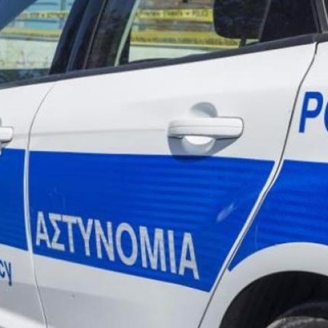 Χειροπέδες σε 18χρονη για τη ληστεία 64χρονου-Αναζητούνται άλλοι δύο