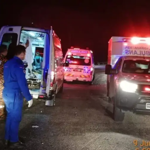 Δεκαπέντε νεκροί σε σύγκρουση λεωφορείου που μετέφερε φοιτητές με μίνι βαν στη Μαλαισία