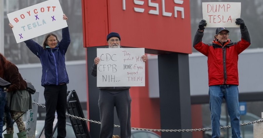 Διαμαρτυρίες κατά του Μασκ έξω από αντιπροσωπείες της Tesla στις ΗΠΑ