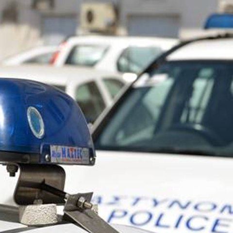Σε παγκάκια έβαλαν φωτιά οι εμπρηστές στο Γυμνάσιο Δροσιάς-Ζημιές στο κτίριο, συνθήματα και στους τοίχους
