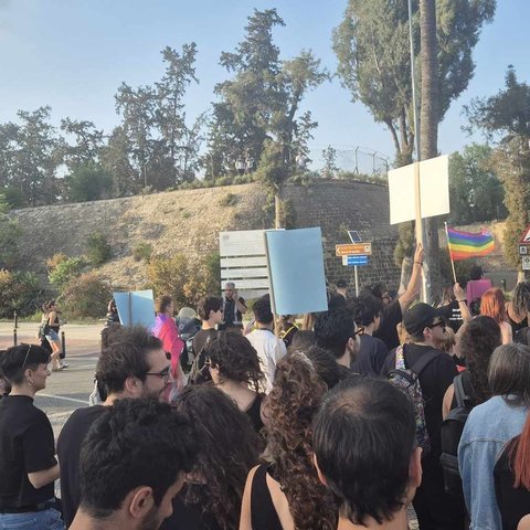 Με σύνθημα «Η αγάπη δεν φοβάται» η Πορεία Υπερηφάνειας-Ντυμένοι στα μαύρα οι συμμετέχοντες (pics)