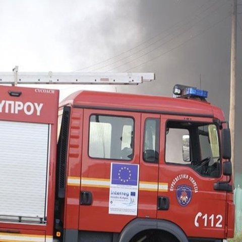 Εγκλωβίστηκε στο διαμέρισμά της μετά από φωτιά στην Πάφο-Διασώθηκε μαζί με τον σκύλο της