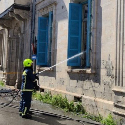 Λαμβάνονται καταθέσεις για την πυρκαγιά σε εγκαταλελειμμένο κτήριο στη Λάρνακα-Παραμένει αποκλεισμένη η σκηνή