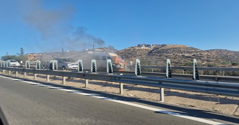Όχημα τυλίχθηκε στις φλόγες στον αυτοκινητόδρομο-Κλειστές και οι δύο λωρίδες κυκλοφορίας (pic)