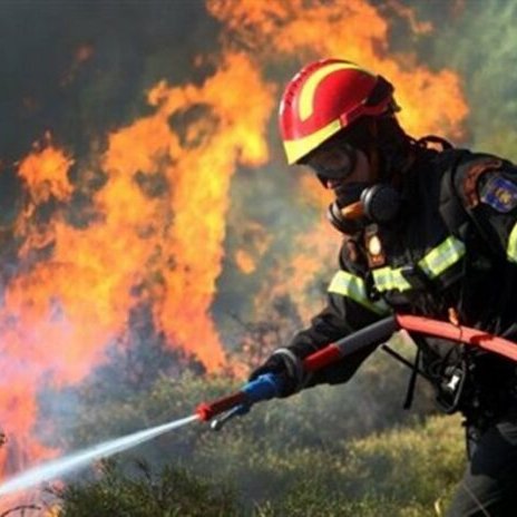 Ενισχύονται οι δυνάμεις πυρόσβεσης για την πυρκαγιά στη βιομηχανική περιοχή Αγίου Συλά