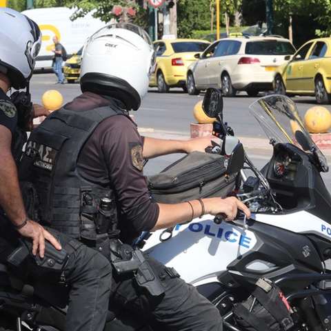 Χειροπέδες σε αστυνομικούς για εμπόριο ναρκωτικών στην Ελλάδα-Έπαιρναν κατασχεμένες ουσίες και τις πωλούσαν σε χρήστες