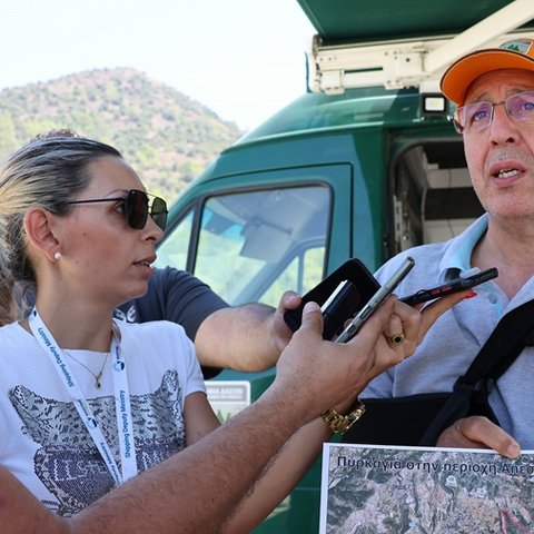 Μάχη με τις αναζωπυρώσεις, φόβοι για τους ανέμους το απόγευμα