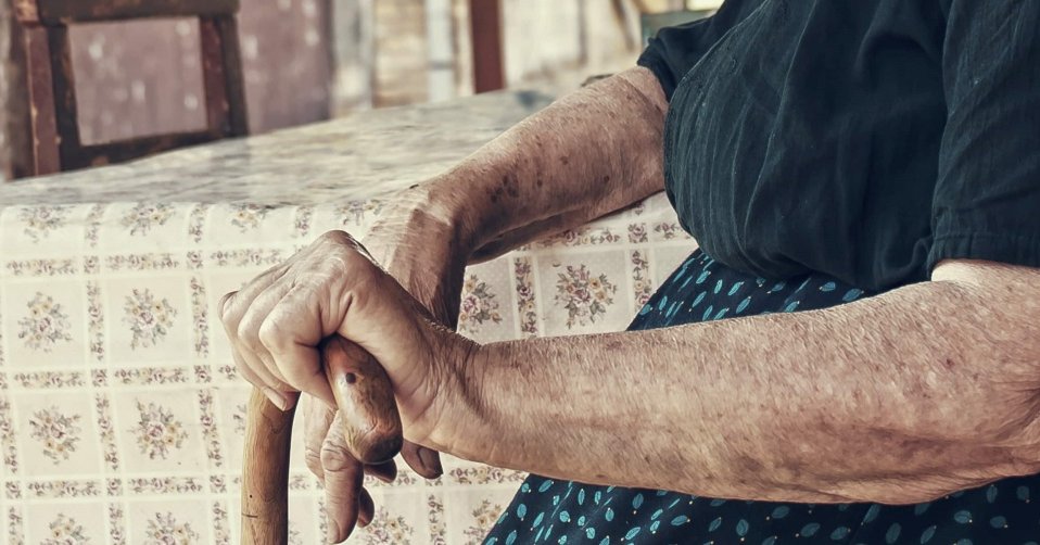 Ζητούν από την 88χρονη γιαγιά Μαρία να πληρώνει ενοίκιο για σπίτι που αγόρασε αλλιώς θα της κάνουν έξωση
