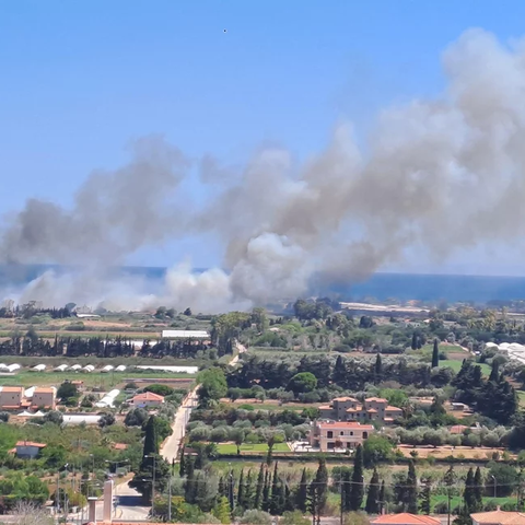 Μεγάλη φωτιά στον Μαραθώνα-Εκκενώνονται προληπτικά οικισμοί