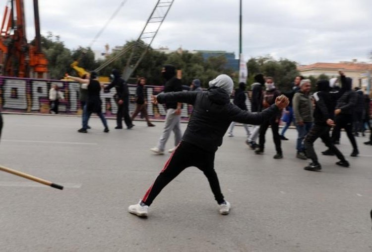 Τραυματίες σε σοβαρά επεισόδια ΠΑΟΚτσήδων-ΑΕΚτζήδων στην Εθνική οδό