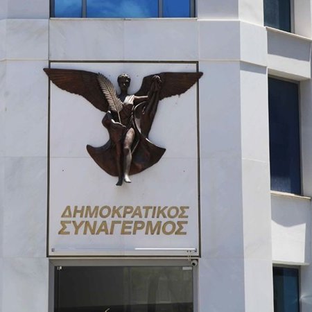 Ζημιές στην είσοδο των γραφείων του ΔΗΣΥ-Άγνωστοι έσπασαν την τζαμαρία