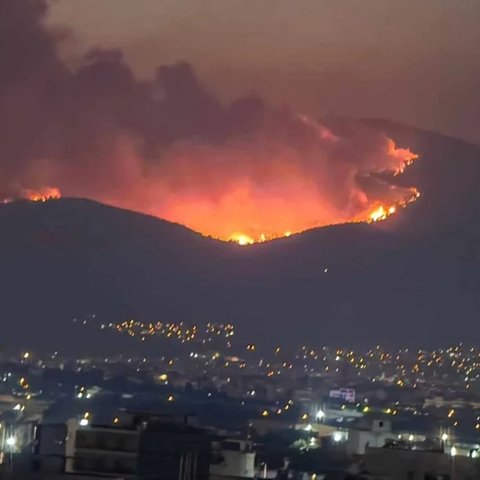 LIVE: Ολονύχτια μάχη με τις αναζωπυρώσεις στην Πάρνηθα-Απειλούνται σπίτια, εκκενώθηκαν περιοχές